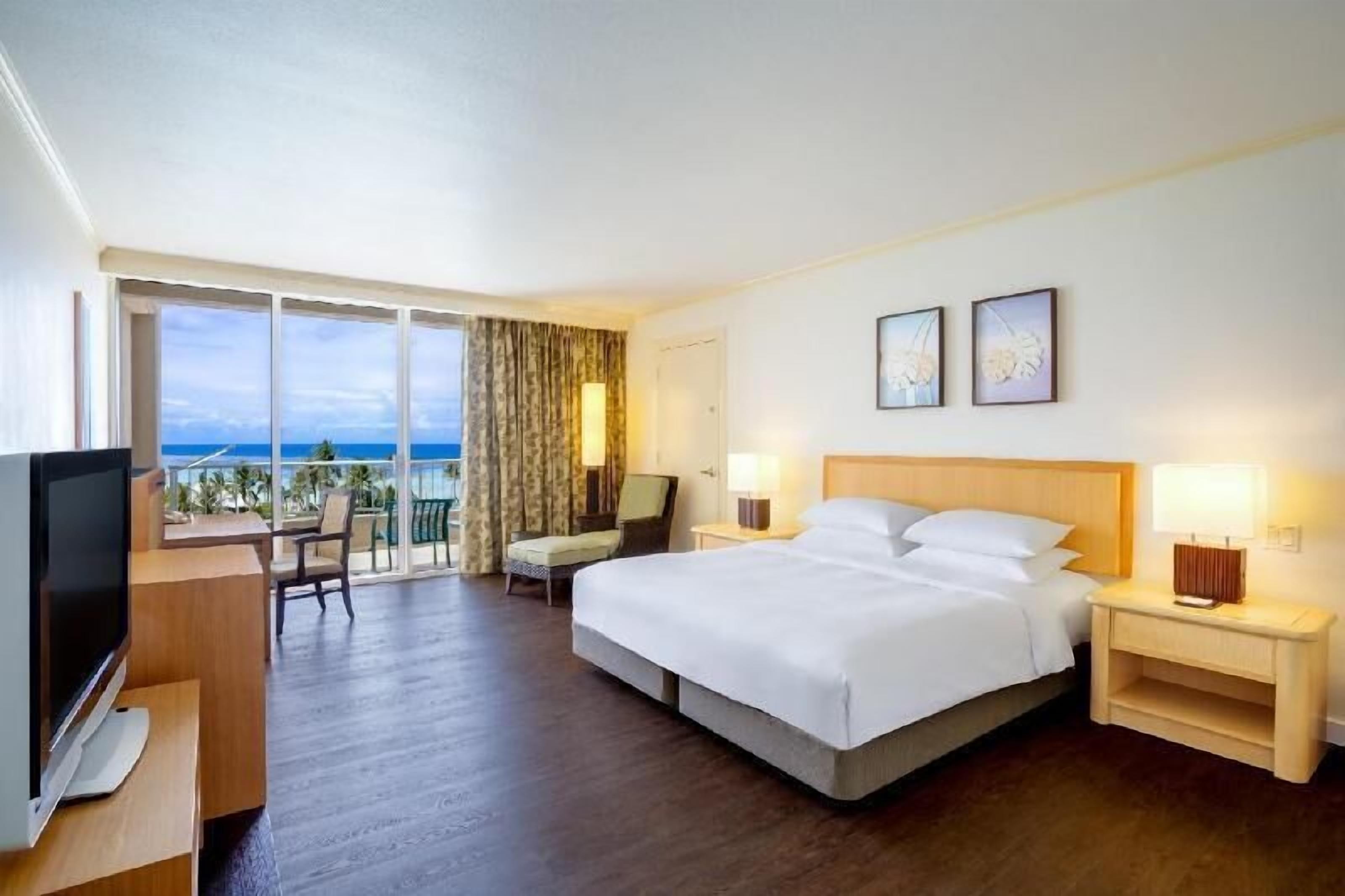 ألحفة محشوة بالريش وميني بار وخزنة داخل الغرفة وطراز فريد لكل وحدة