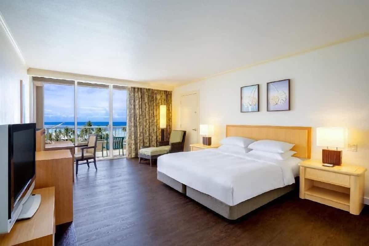 Untuvapeitot, minibaari, tallelokero huoneessa