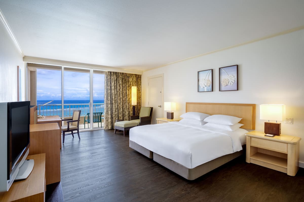 Untuvapeitot, minibaari, tallelokero huoneessa