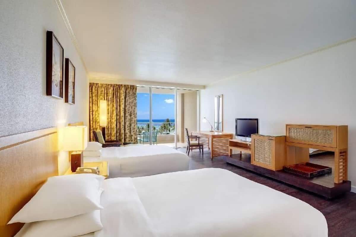 Untuvapeitot, minibaari, tallelokero huoneessa