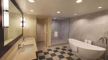 Un baño moderno con dos lavamanos, ducha y bañera independiente.
