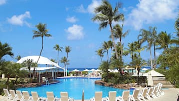 4 kolam renang outdoor, dengan payung kolam renang