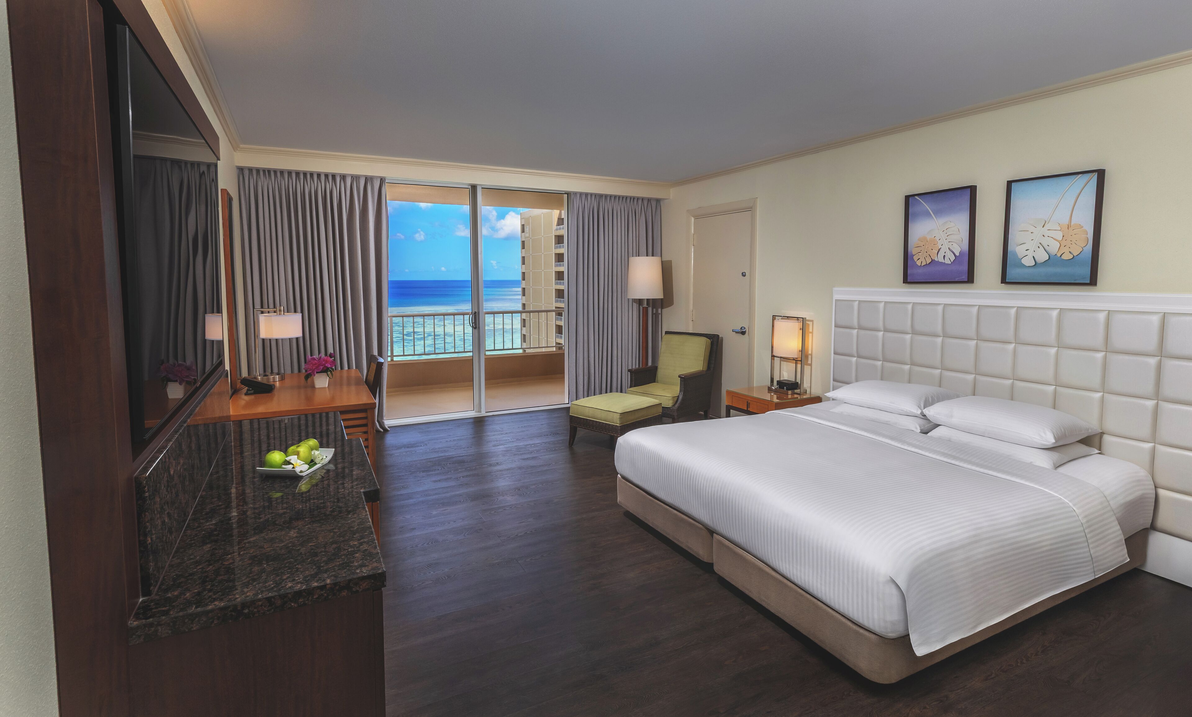 Edredón, minibar y caja de seguridad en la habitación 