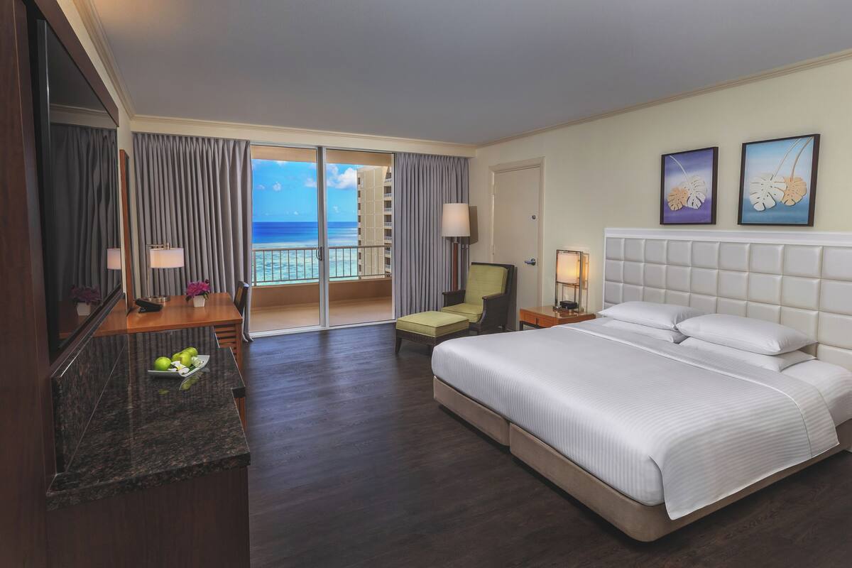 Down comforters, minibar, in-room safe, desk