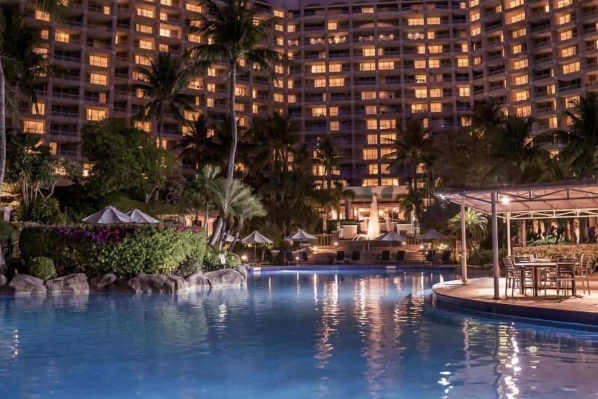 Uima-allas | 4 ulkouima-allasta avoinna 9.00–19.00, aurinkovarjoja