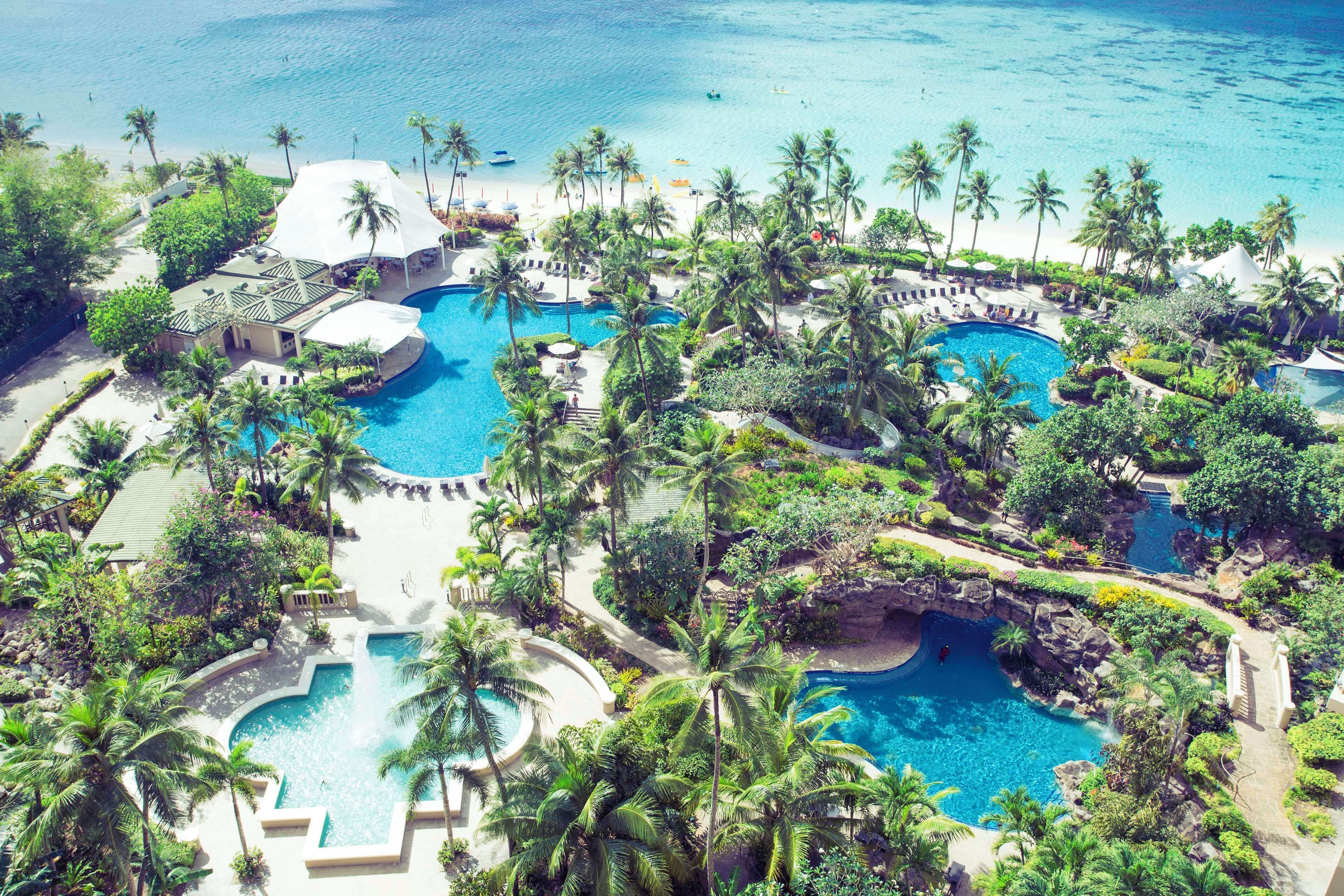 4 outdoor pools, open 9:00 AM to 7:00 PM, pool umbrellas