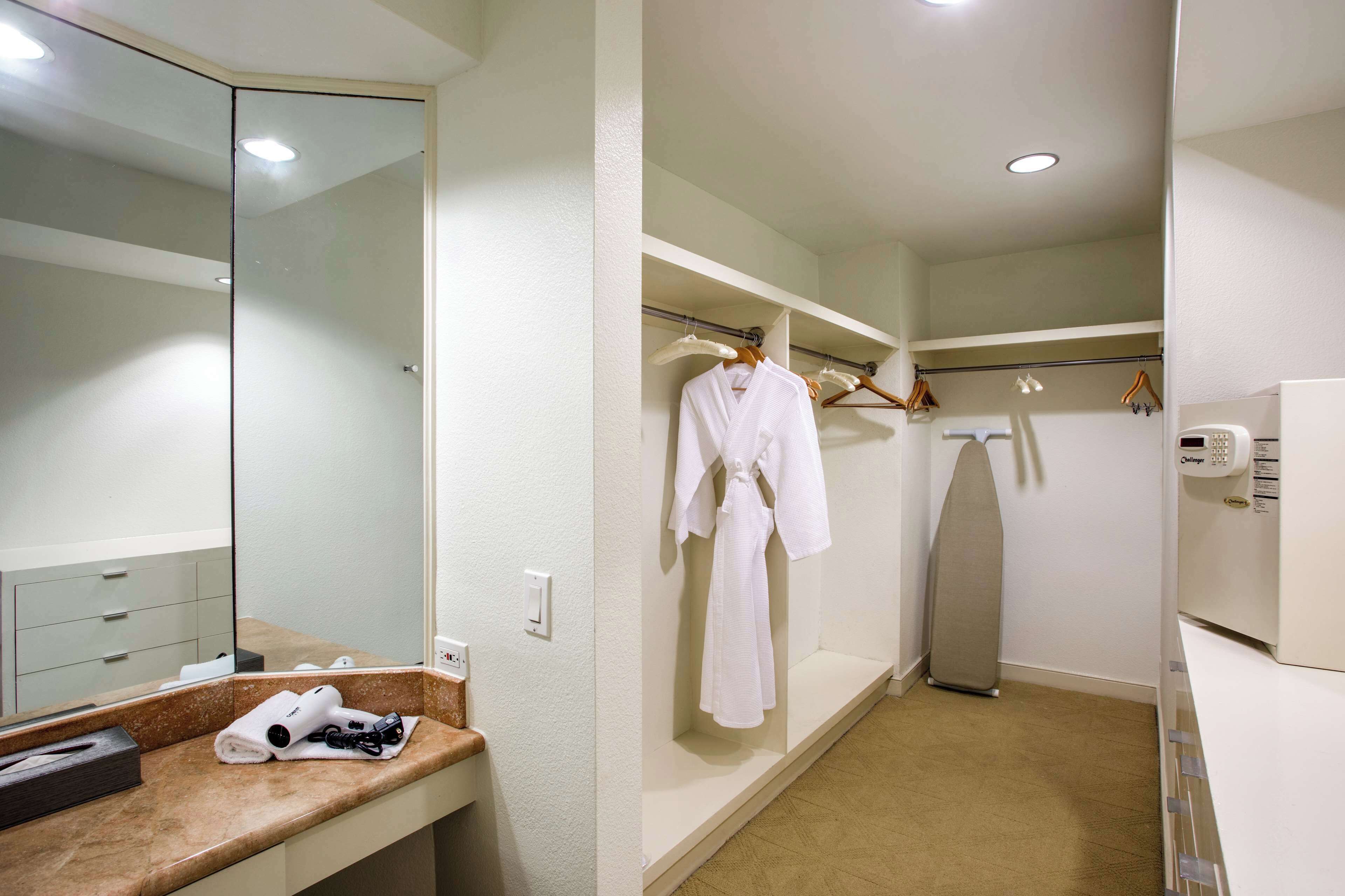 Edredón, minibar y caja de seguridad en la habitación 