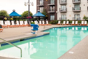 Piscine extérieure, parasols de plage, chaises longues