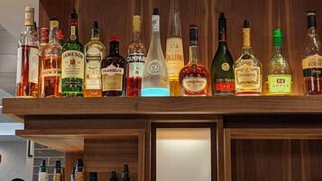 Eine Bar mit verschiedenen Spirituosenflaschen und einem Schild für Steven Smith Teammates.