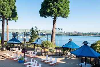 Outdoor pool, open 9:00 AM to 9:00 PM, pool umbrellas, sun loungers at Holiday Inn Portland - Columbia Riverfront by IHG