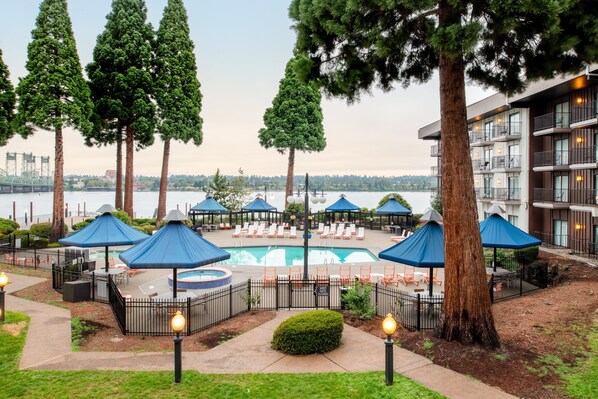 Piscine extérieure, parasols de plage, chaises longues