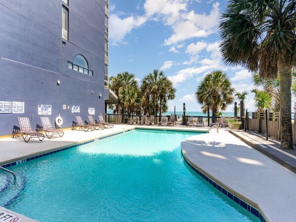 Alberca techada y alberca al aire libre por temporada