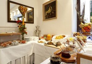 Frukostbuffé varje dag (EUR 18 per person)