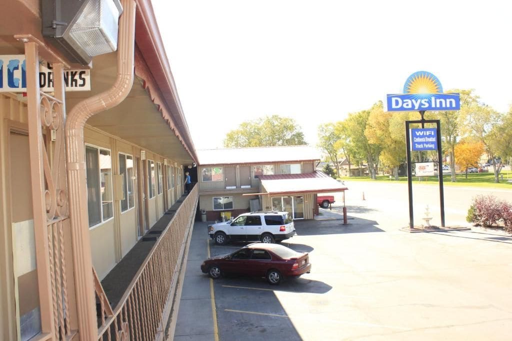 A Days Inn with a sign indicating WiFi availability.