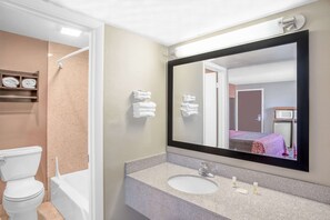 Combined shower/bathtub, hair dryer, towels