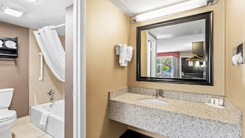 Standardzimmer, 1 King-Bett | Badezimmer | Duschwanne, Haartrockner, Handtücher