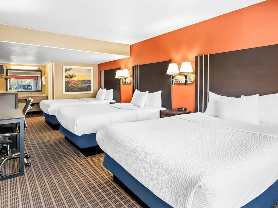 Suíte estúdio, para não fumantes (3 Queen Beds) | Escrivaninha, espaço de trabalho para notebook, cortinas blackout