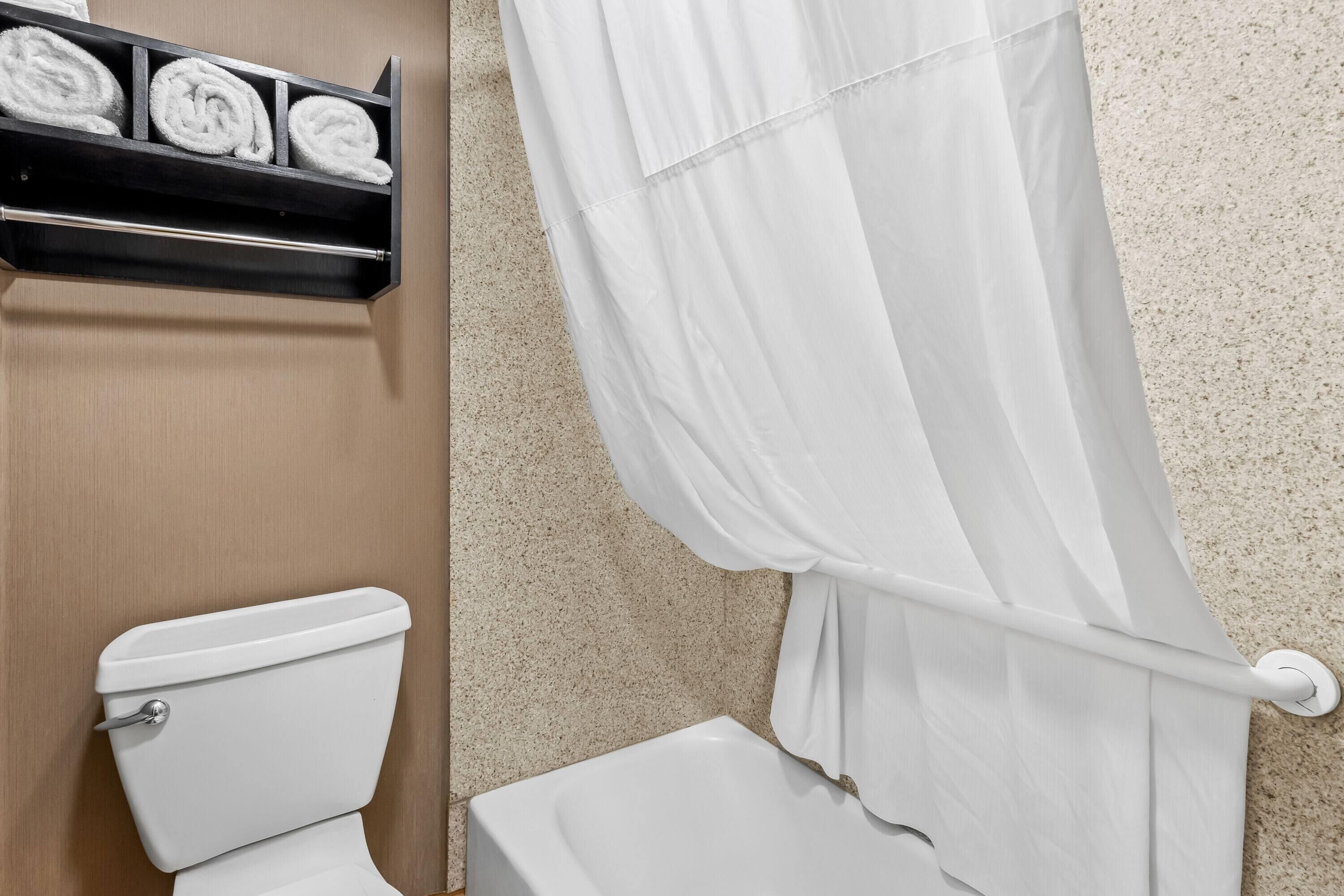 Chambre Standard, 1 grand lit, réfrigérateur et four à micro-ondes | Salle de bain | Ensemble baignoire-douche, séchoir à cheveux, serviettes fournies