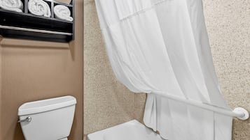 Chambre Standard, 1 grand lit, réfrigérateur et four à micro-ondes | Salle de bain | Ensemble baignoire-douche, séchoir à cheveux, serviettes fournies