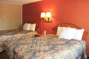 Standaard kamer, 2 queensize bedden | Een bureau, een laptopwerkplek, verduisterende gordijnen
