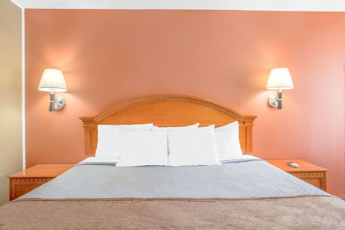 Standardzimmer, 1 King-Bett | Schreibtisch, laptopgeeigneter Arbeitsplatz, Verdunkelungsvorhänge