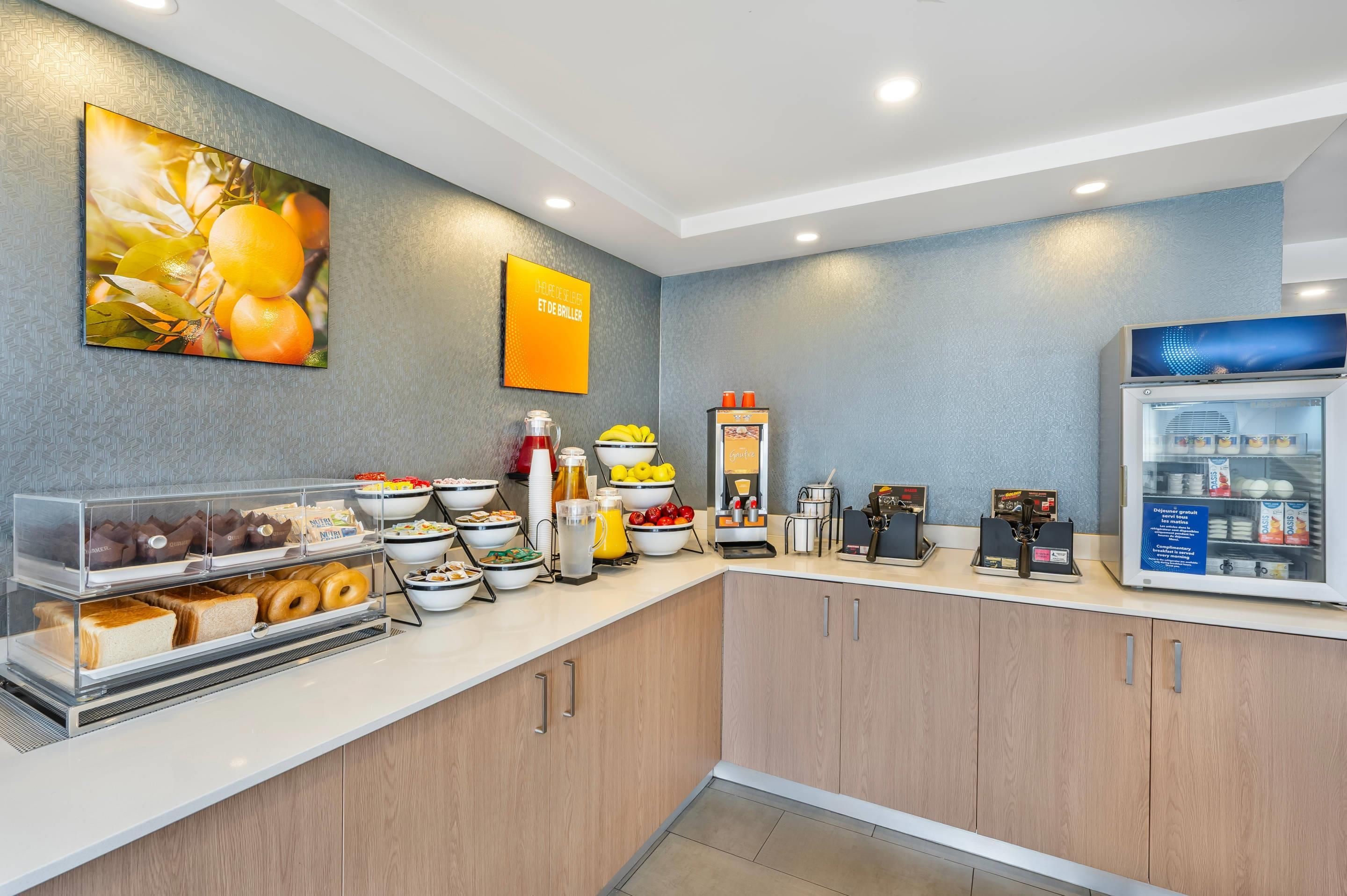 Un bufé de desayuno con diversas opciones de comida y una estación de café.