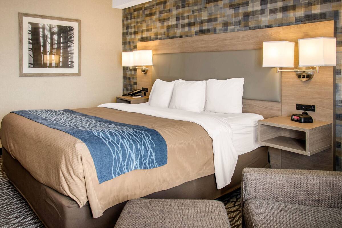 Ropa de cama de alta calidad, colchones con pillow-top y escritorio 