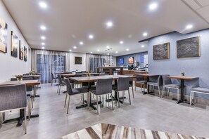 بوفيه فطور مجانًا يوميًا