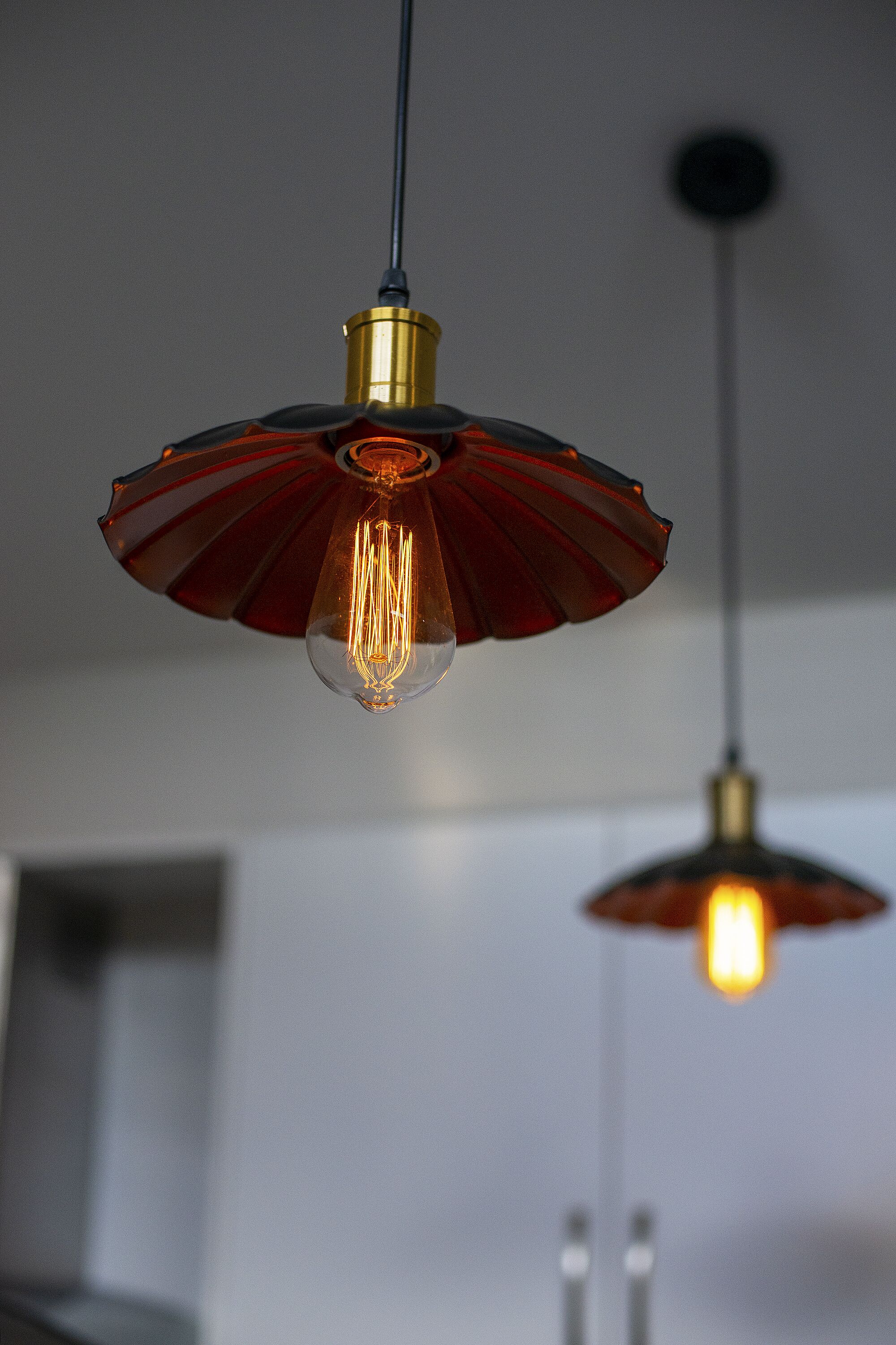 Dos lámparas colgantes con un diseño único, suspendidas del techo.