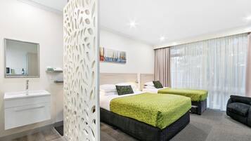 Executive Twin | Premium bedding, pillowtop beds, minibar, laptop workspace