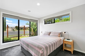 Premium bedding, pillowtop beds, minibar, laptop workspace - The Aspen & Apartments (Sale)