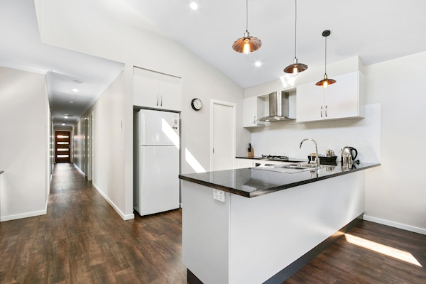 Kühlschrank, Mikrowelle, Wasserkocher mit Kaffee-/Teezubehör