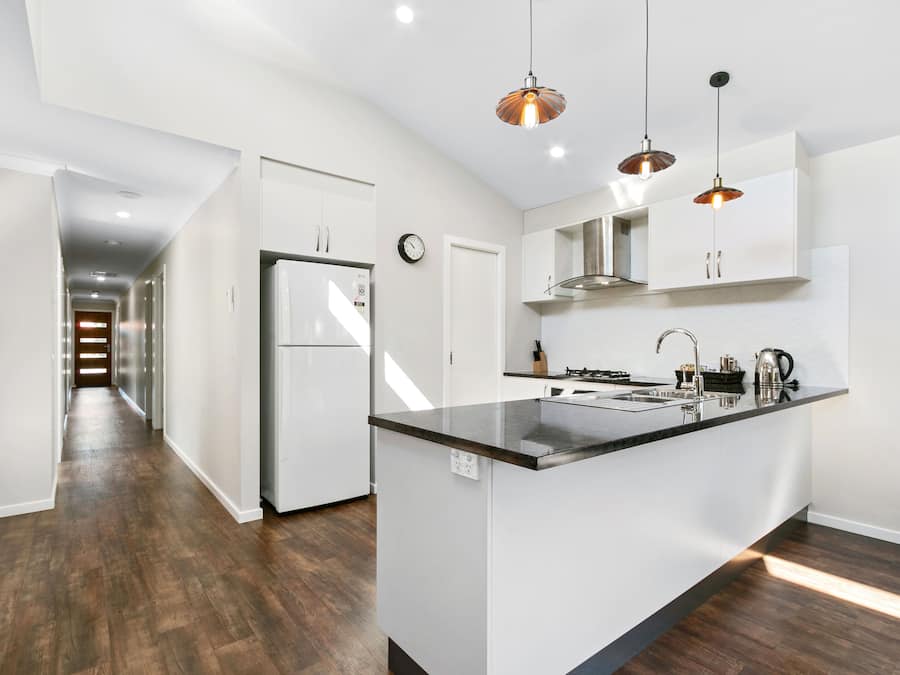 Kühlschrank, Mikrowelle, Wasserkocher mit Kaffee-/Teezubehör