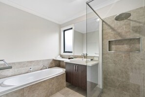 Apartamento, 3 quartos | Banheiro | Banheira e chuveiro separados, produtos de toalete biodegradáveis