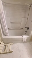 Bañera con ducha, artículos de tocador gratuitos, secador de pelo