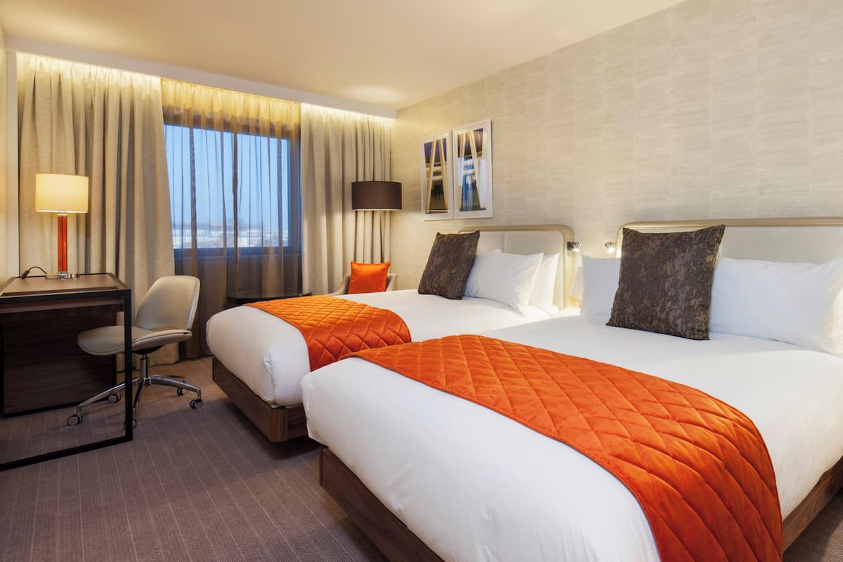 Brankas, meja kerja, setrika/meja setrika, dan tempat tidur bayi gratis