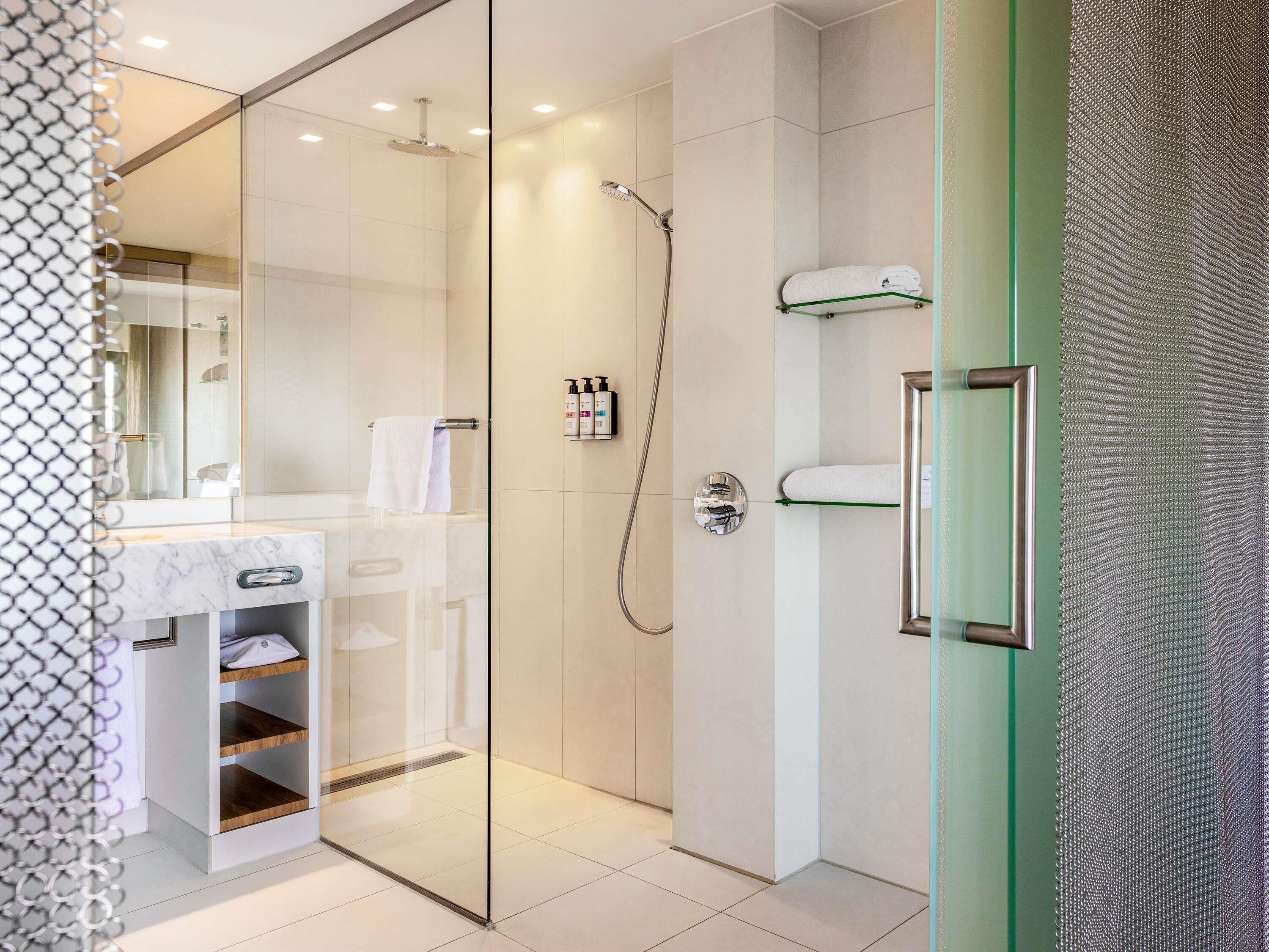 أغطية فراش متميزة وأسرّة بطبقة علوية مريحة وخزنة داخل الغرفة ومكتب