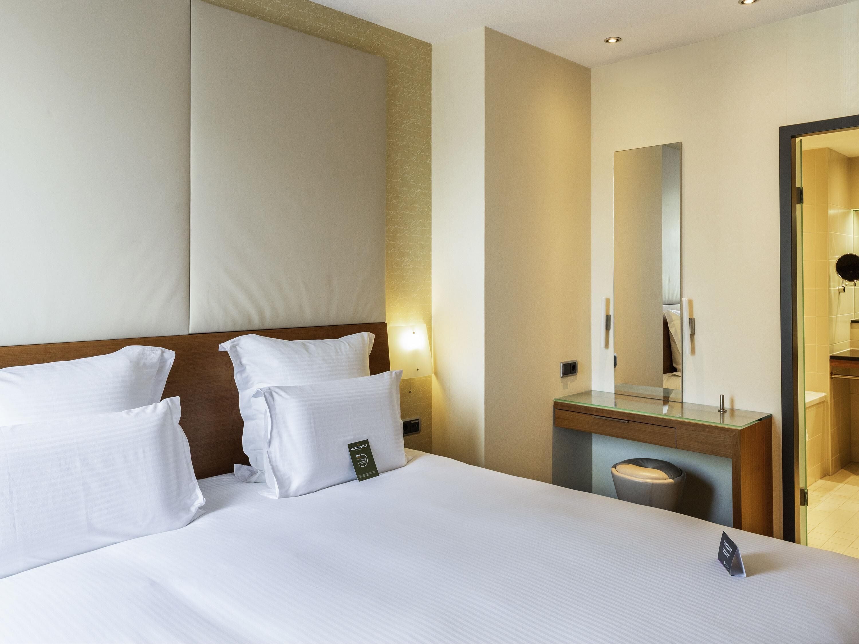 أغطية فراش متميزة وأسرّة بطبقة علوية مريحة وخزنة داخل الغرفة ومكتب