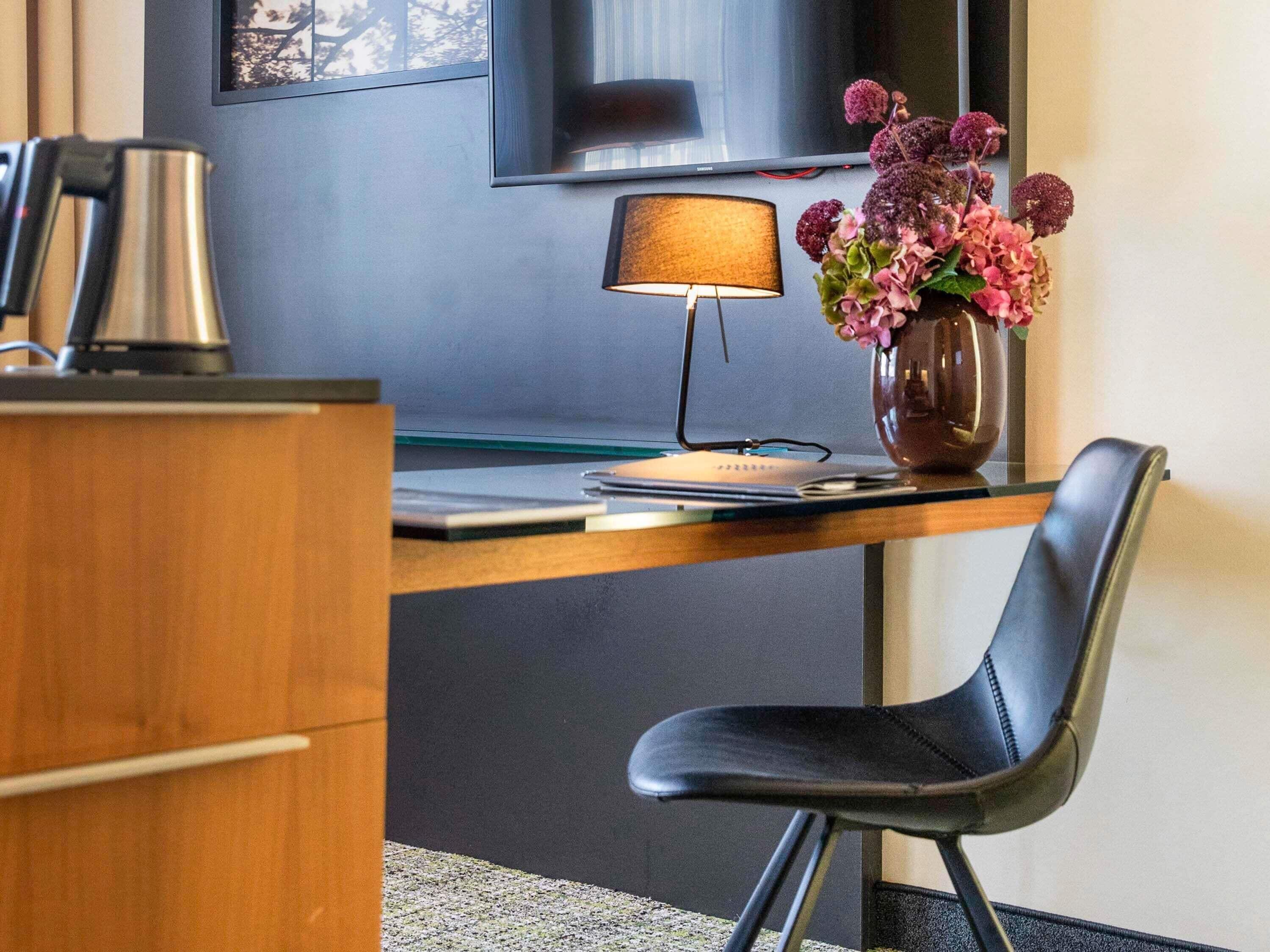 أغطية فراش متميزة وأسرّة بطبقة علوية مريحة وخزنة داخل الغرفة ومكتب