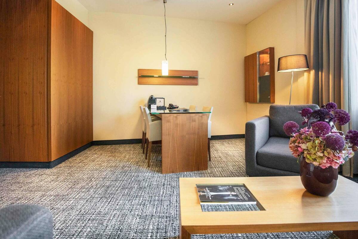 Superior-Suite, 1 King-Bett (Separate Living Room) | Hochwertige Bettwaren, Pillowtop-Betten, Zimmersafe, Schreibtisch