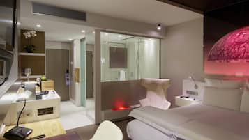 Deluxe Room, 1 Queen Bed | Premium bedding, pillowtop beds, in-room safe, desk
