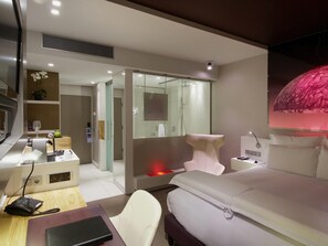 Deluxe Room, 1 Queen Bed | Premium bedding, pillowtop beds, in-room safe, desk