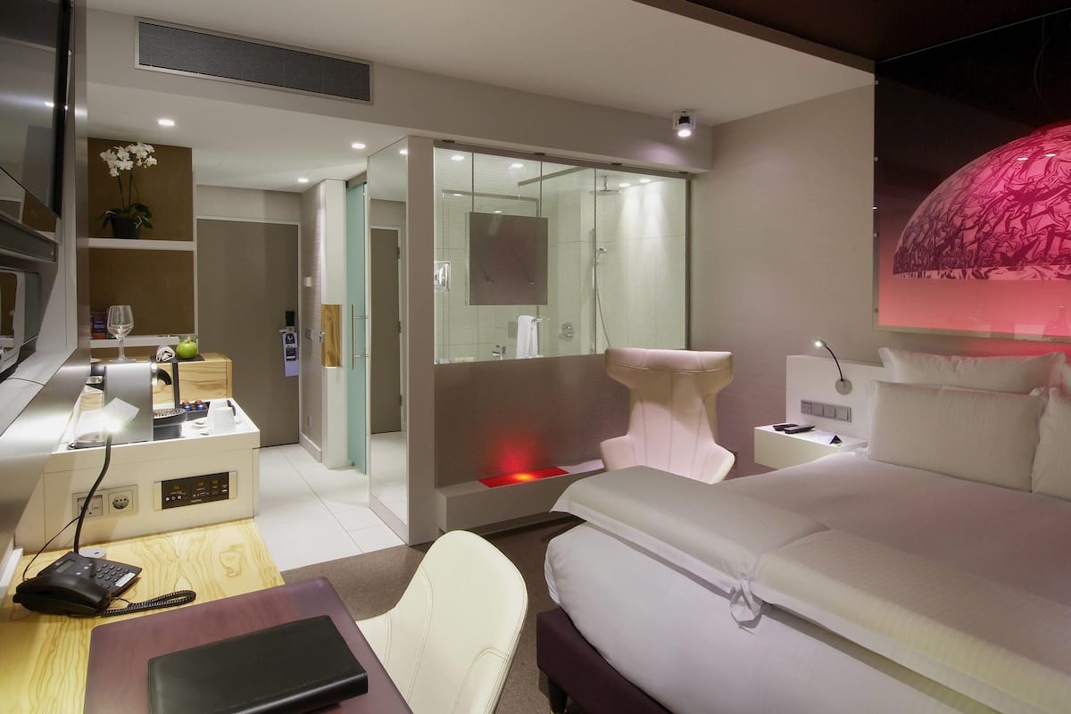 Deluxe kamer, 1 queensize bed | Luxe beddengoed, pillowtop-bedden, een kluis op de kamer, een bureau