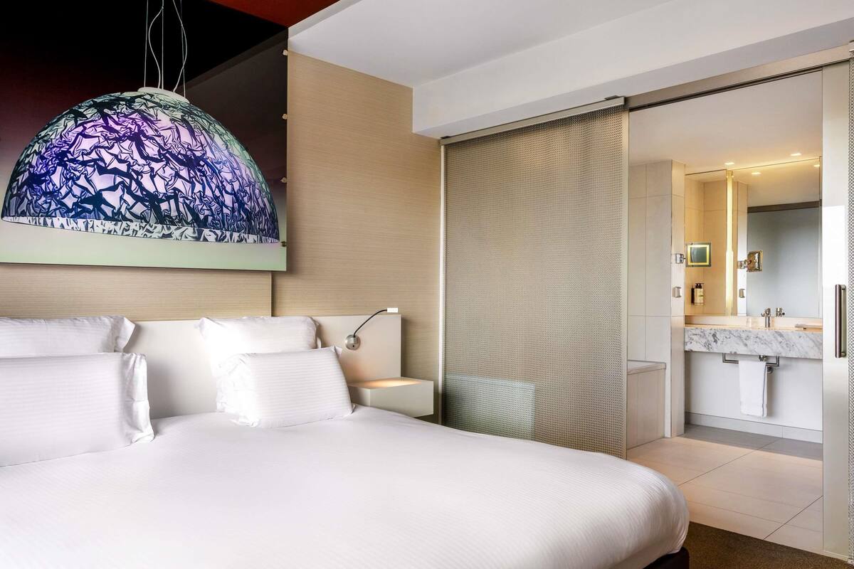 Exclusieve suite, 1 kingsize bed | Luxe beddengoed, pillowtop-bedden, een kluis op de kamer, een bureau