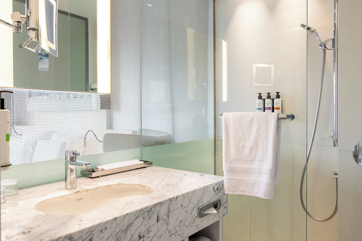 Executive-Zimmer, 1 King-Bett | Badezimmer | Designer-Toilettenartikel, Haartrockner, Bademäntel, Hausschuhe