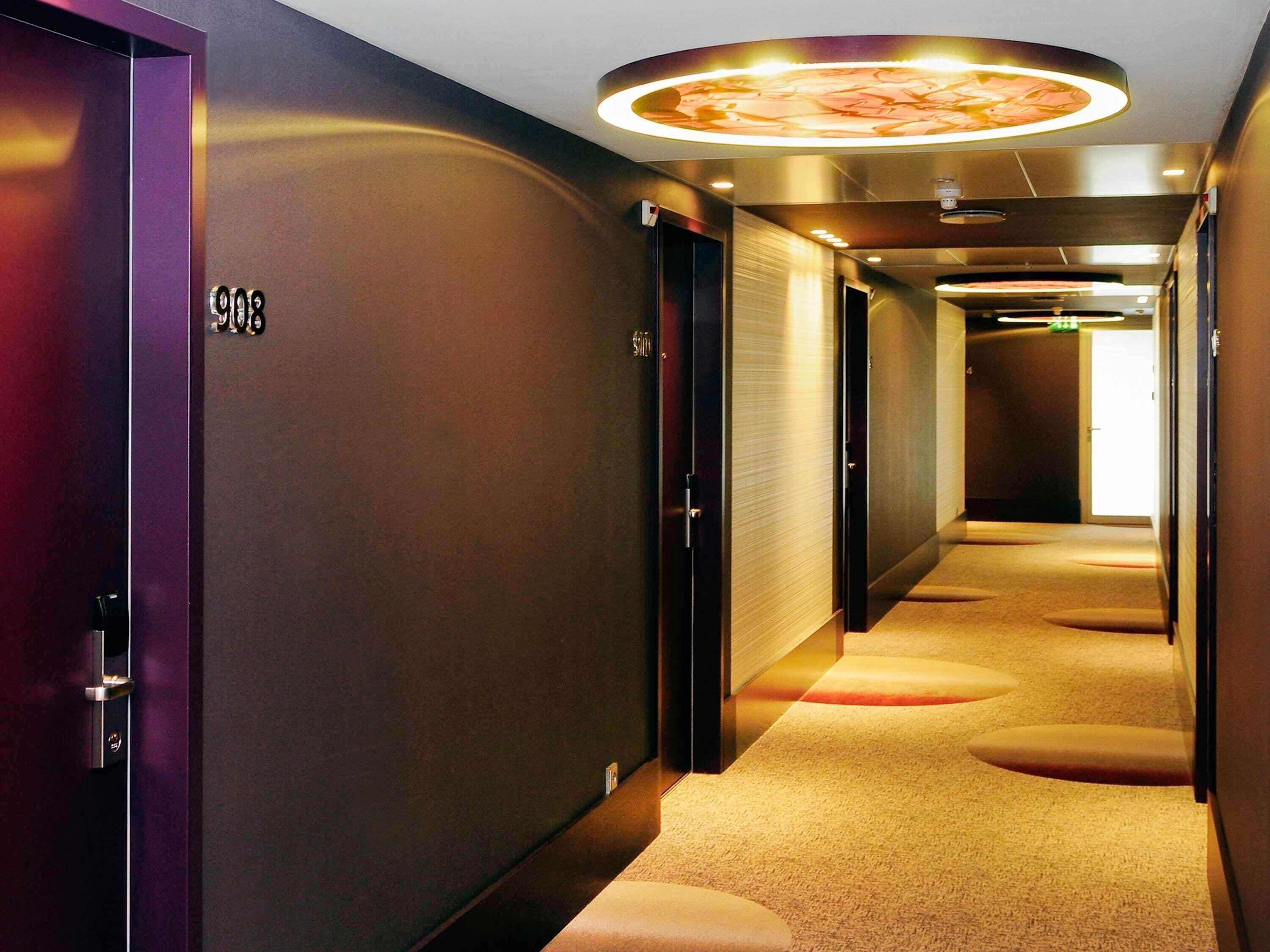 เครื่องนอนระดับพรีเมียม, เตียงพร้อมฟูกเสริมที่นอน, ตู้นิรภัยในห้องพัก