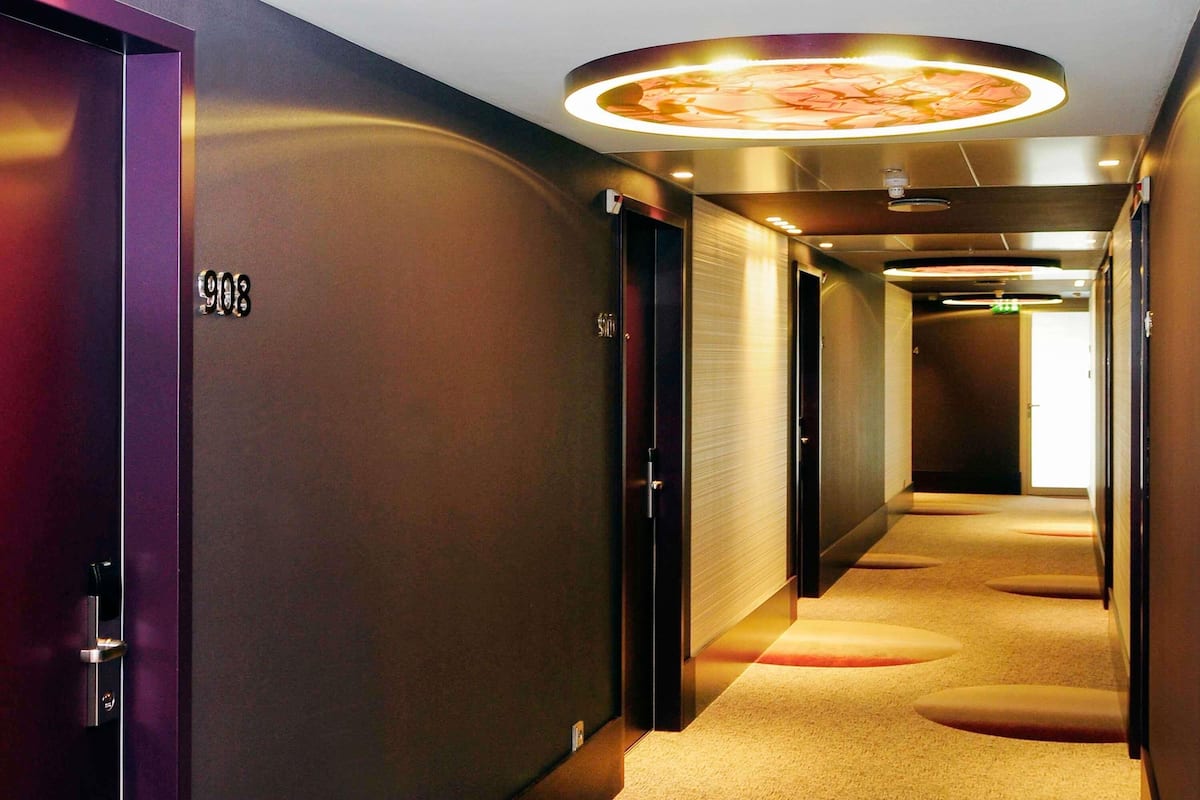 เครื่องนอนระดับพรีเมียม, เตียงพร้อมฟูกเสริมที่นอน, ตู้นิรภัยในห้องพัก