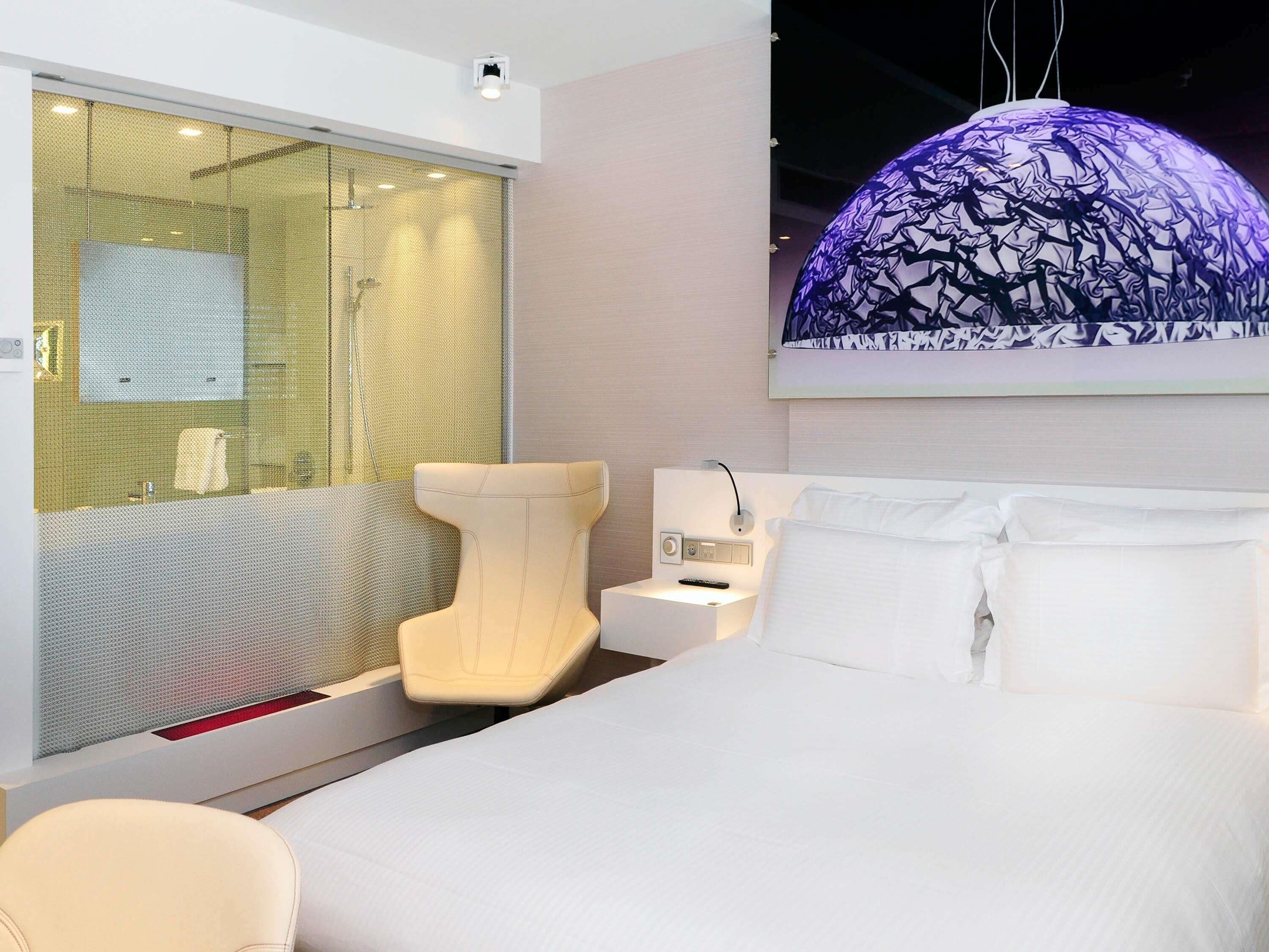 أغطية فراش متميزة وأسرّة بطبقة علوية مريحة وخزنة داخل الغرفة ومكتب