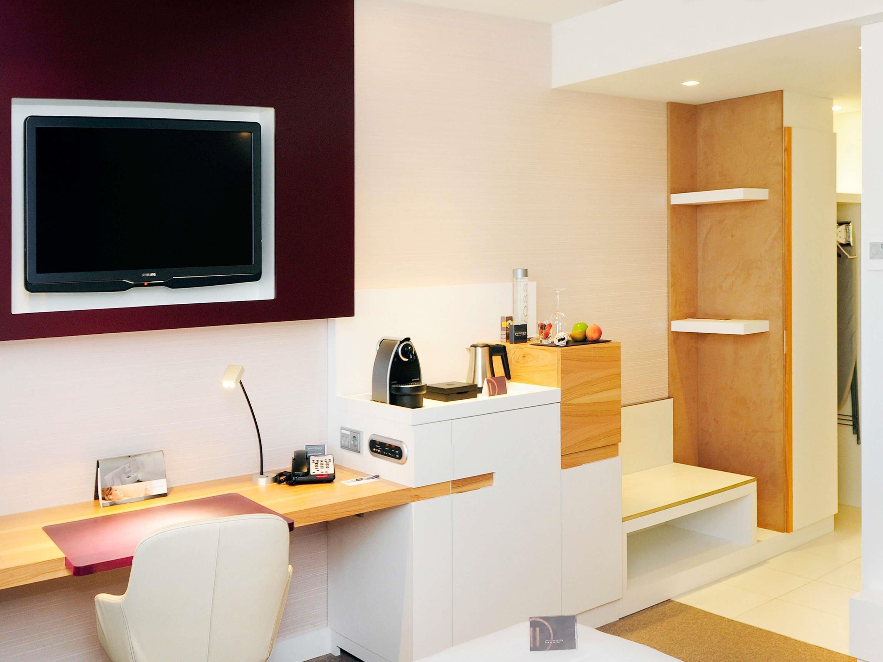 أغطية فراش متميزة وأسرّة بطبقة علوية مريحة وخزنة داخل الغرفة ومكتب