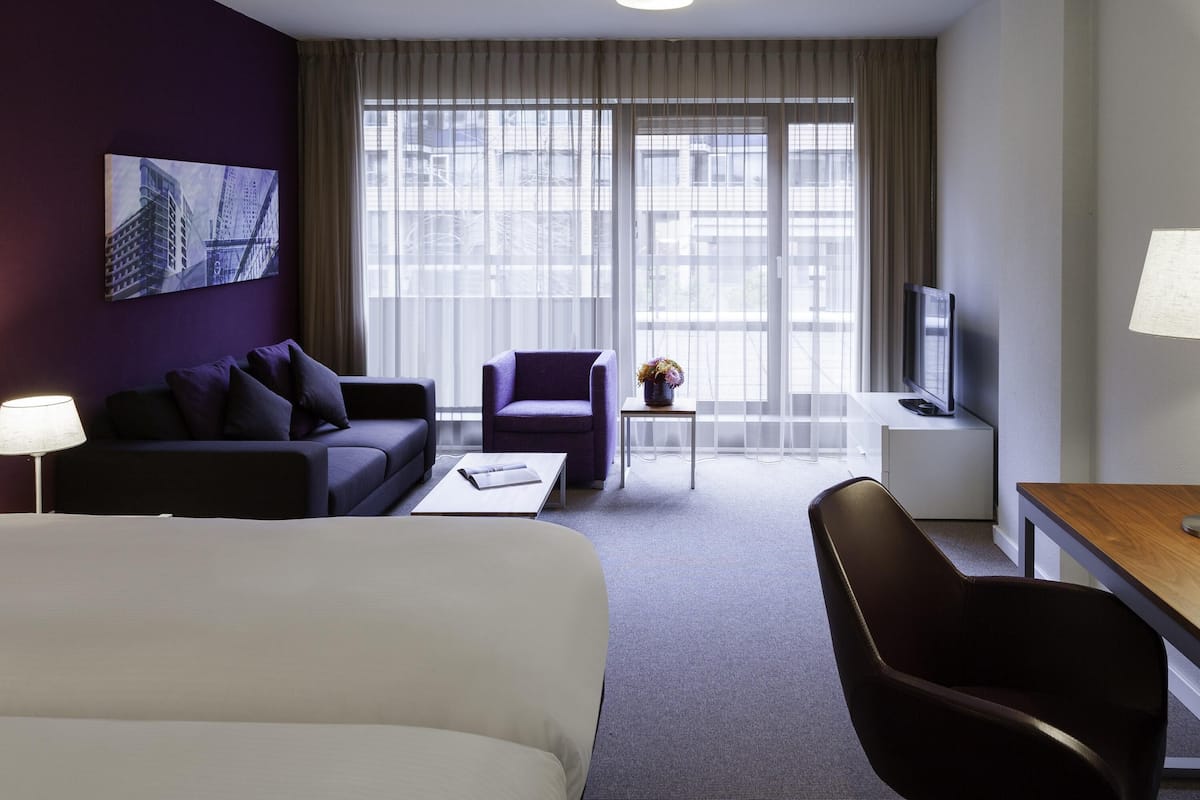 premium bedding, pillow-top beds, in-room safe, desk